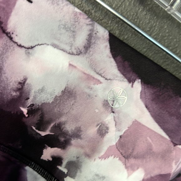 NWOT yoga Gaiam leggings small - Picture 3 of 4